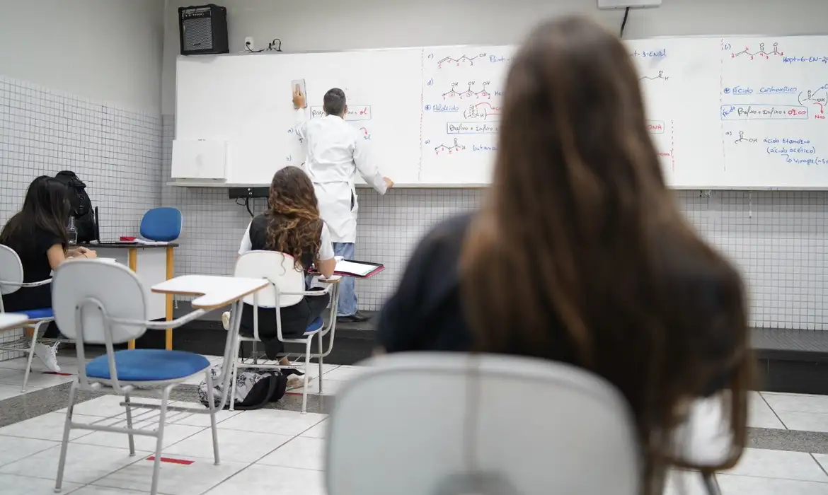 Prazo para adesão ao Programa Pé-de-Meia termina no próximo domingo (25)