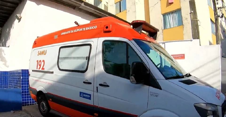 Criminoso interrompe atendimento do SAMU rouba celular e foge com ambulância em Salvador