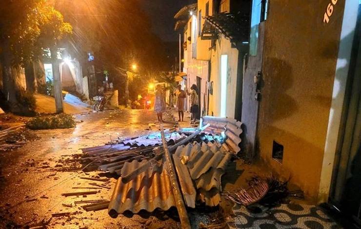 Passagem de tornado em Arraial D'Ajuda, na Bahia, deixa casas destruídas