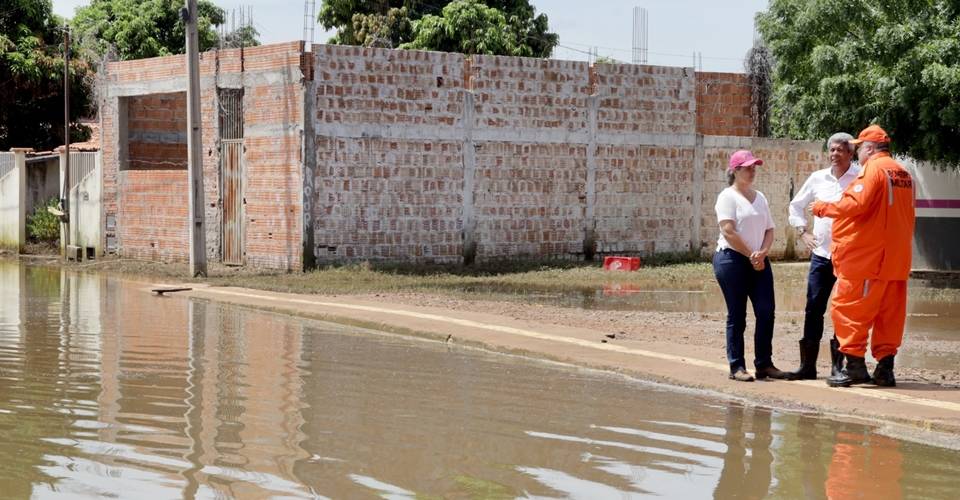 Governador visita cidades do oeste baiano atingidas pelas chuvas e anuncia ações com orçamento superior a R$ 21 milhões