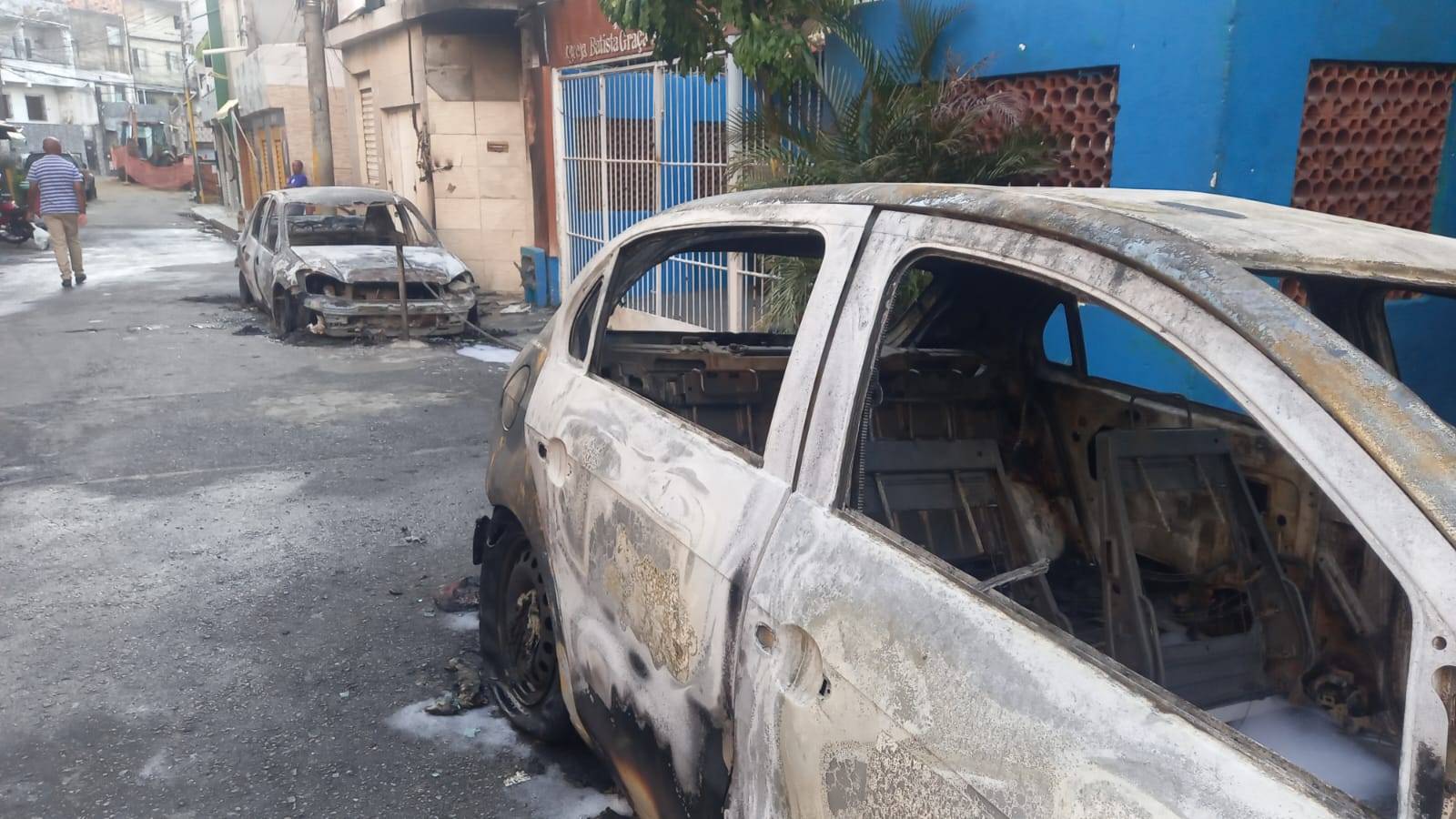 Após tiroteio, cinco veículos são incendiados no bairro do Pero Vaz, em Salvador