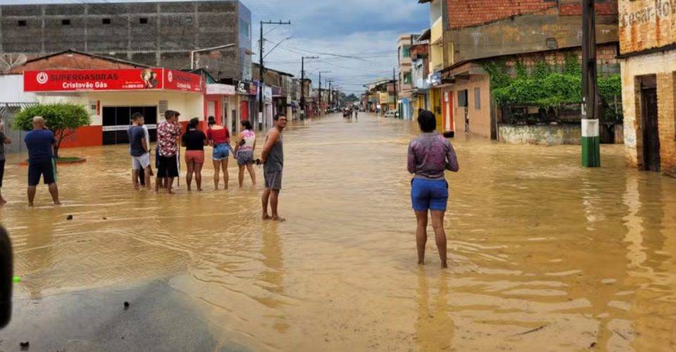 Sobe para 62 o número de cidades afetadas pela chuva na Bahia