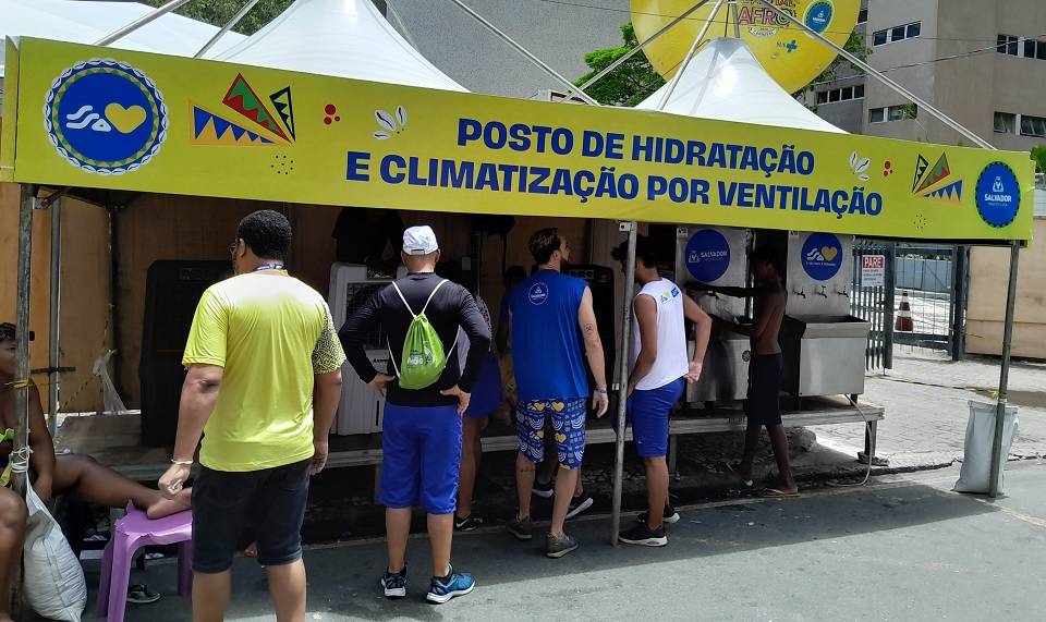 Sol volta a brilhar e foliões procuram pontos de "refresco" no Carnaval de Salvador