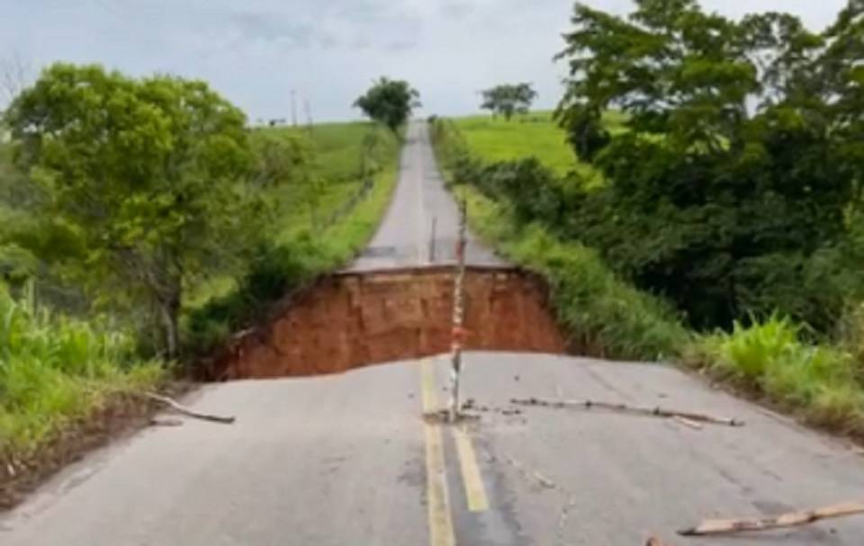 Após forte chuva, cratera é formada em rodovia e prejudica trânsito, no Recôncavo Baiano