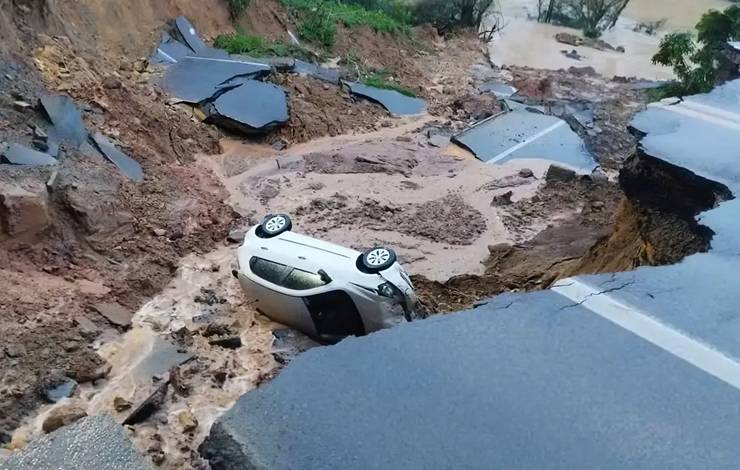 Chuvas abrem cratera e interditam trecho da BR-470, em Santa Catarina