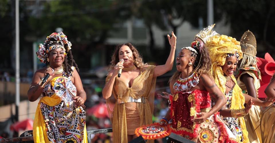 Daniela Mercury faz discurso contra racismo e violência de gênero de cima de trio elétrico: 'Não há espaço para violência'