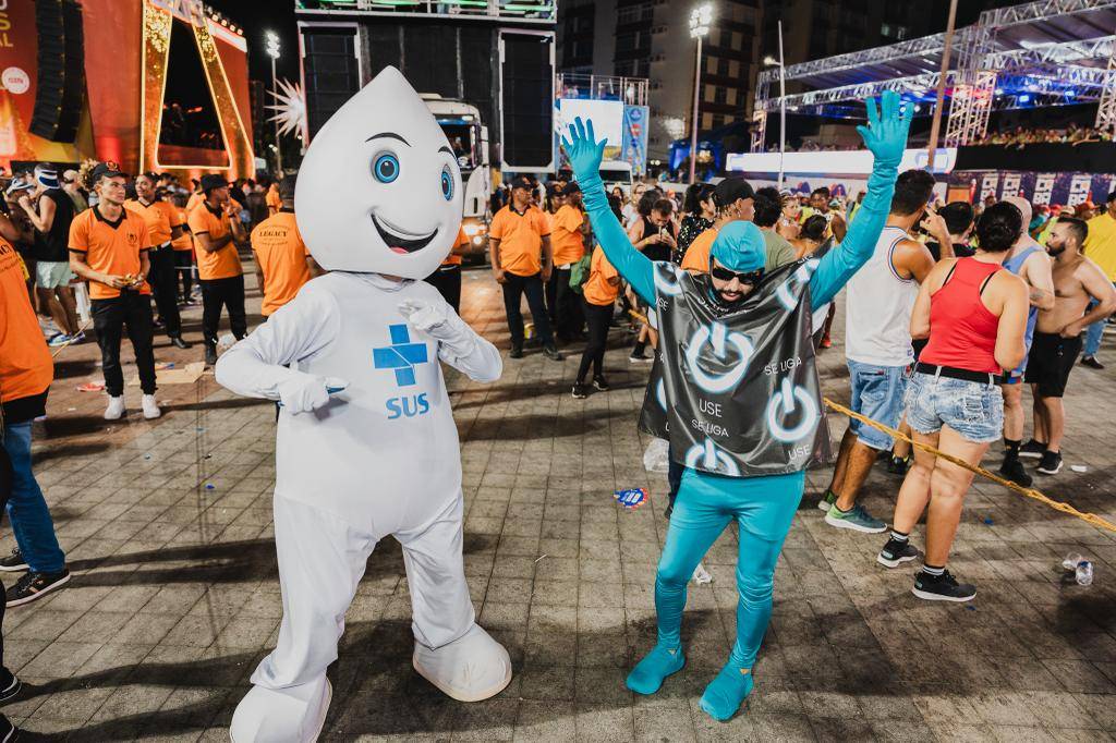 Governo distribui 130 mil preservativos para foliões no 1º dia de Carnaval em Salvador