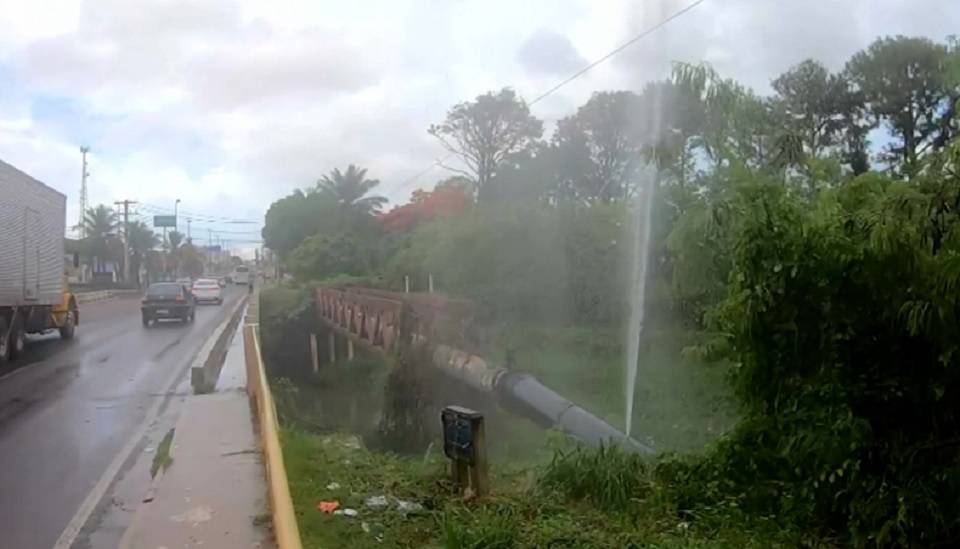 Equipes da Embasa trabalham em reparo de vazamento de tubulação na Estrada do Coco