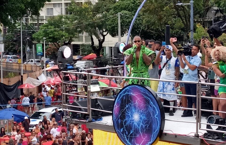 Depois de chuva forte, foliões ficam de 'perna bamba' no Centro de Salvador