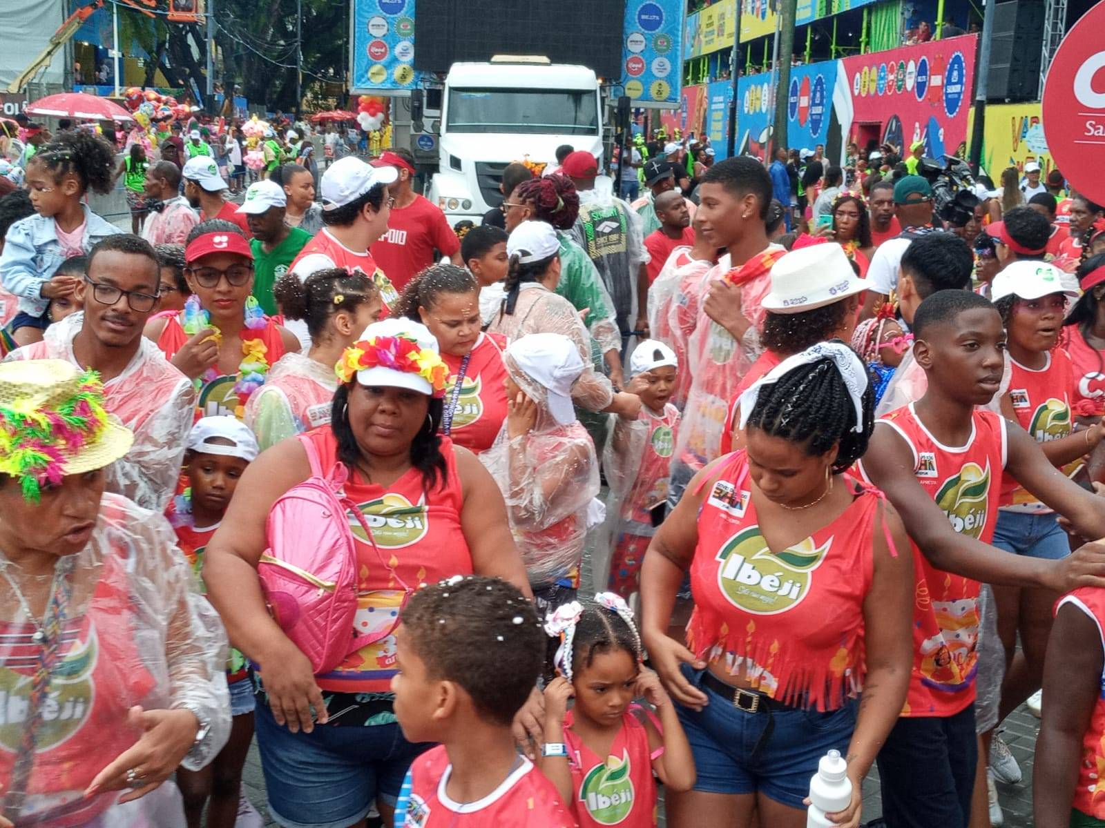 Garotada do bloco Ibéji brinca ao som da banda Mambolada no Circuito Osmar