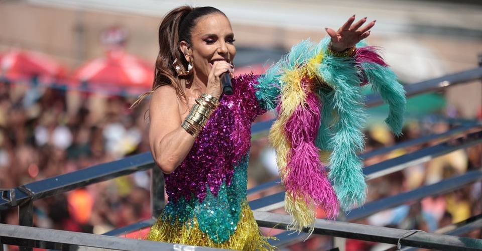 Ivete Sangalo desce do trio e curte pipoca no meio dos foliões no Campo Grande: 'Eu precisava desse abraço'