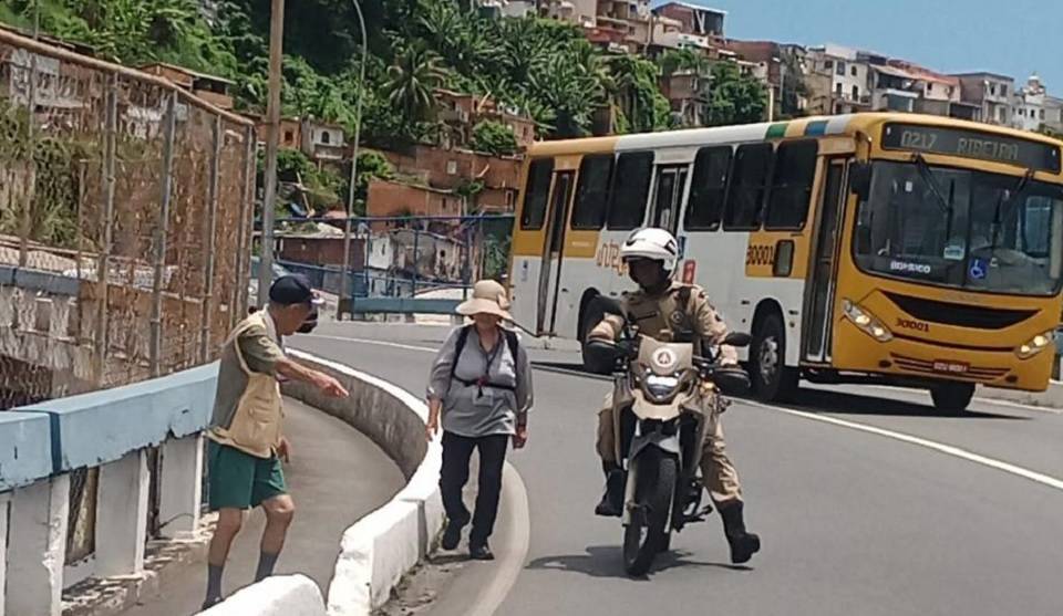 Perdidos em Salvador, turistas japoneses são levados por PMs para o Porto da cidade