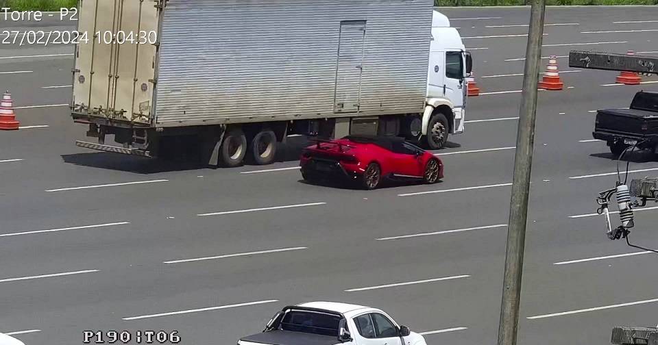 Lamborghini é interceptada pela PRF após fugir sem pagar R$ 3,50 em pedágios, na RMS