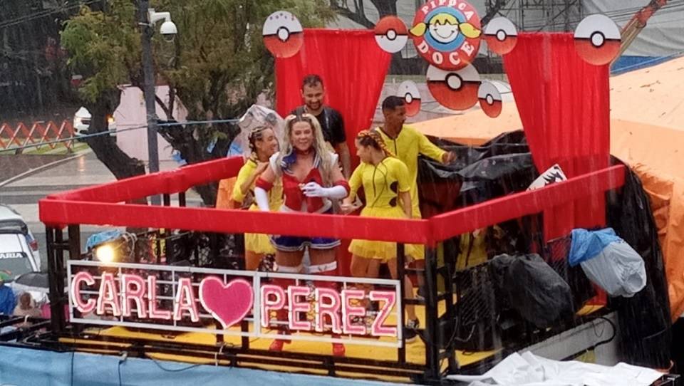 Debaixo de chuva 'Carlinha Bagunceira' e 'Periclão' fazem a folia dos baixinhos no Campo Grande