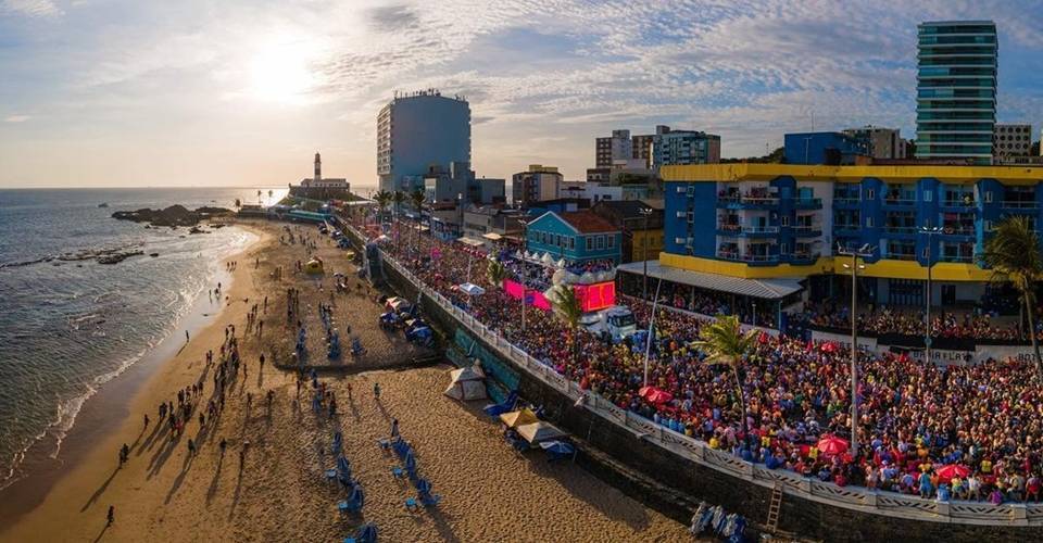 Após sábado caótico, Domingo de Carnaval teve ordenamento de trios e retorno tranquilo de passageiros