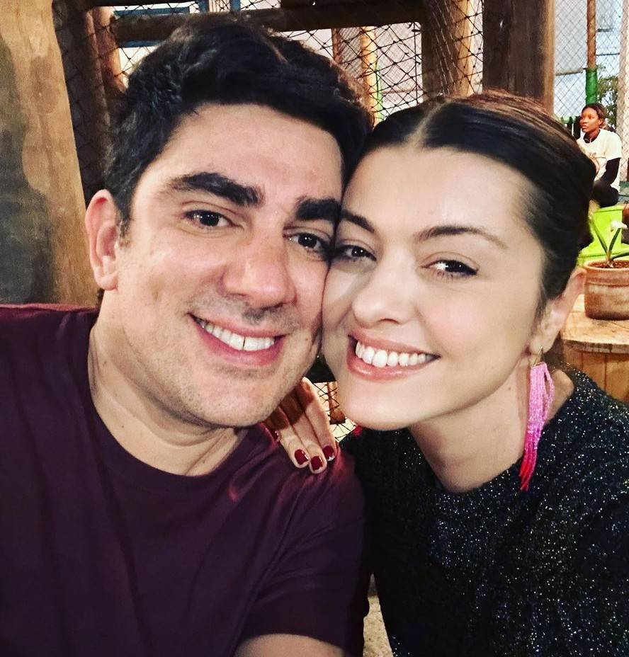 Após ser visto aos beijos com outra mulher no Carnaval, Marcelo Adnet diz que está divorciado