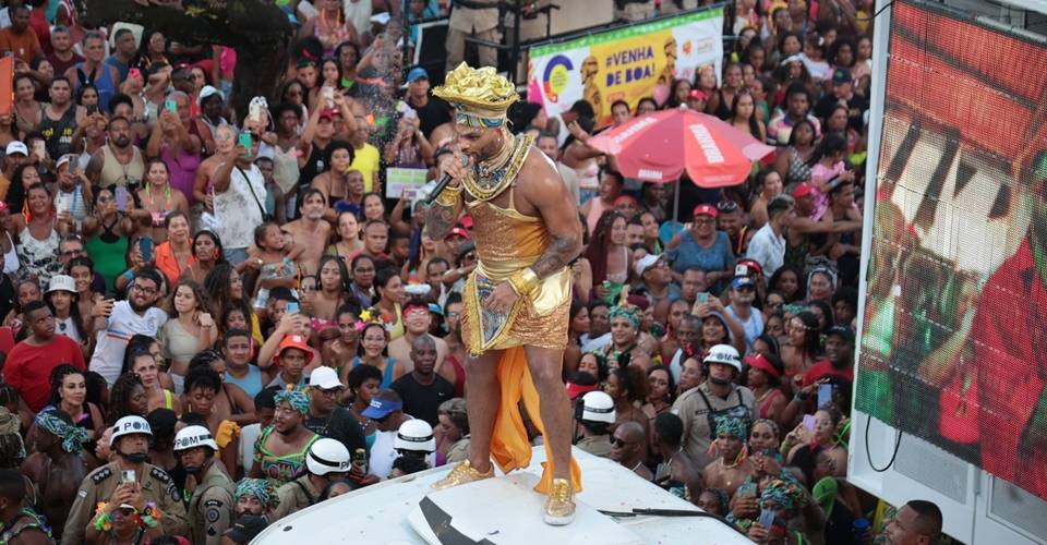 No meio dos foliões: Tony Salles, Ivete Sangalo e Bruno Reis descem para a rua