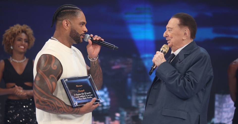 Cantor Tony Salles recebe homenagem no Programa Raul Gil