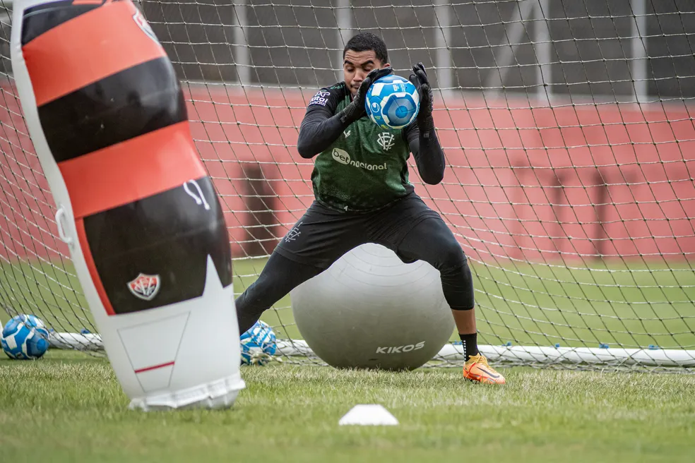 Lucas Arcanjo tem lesão no joelho e desfalca o Vitória na Copa do Nordeste