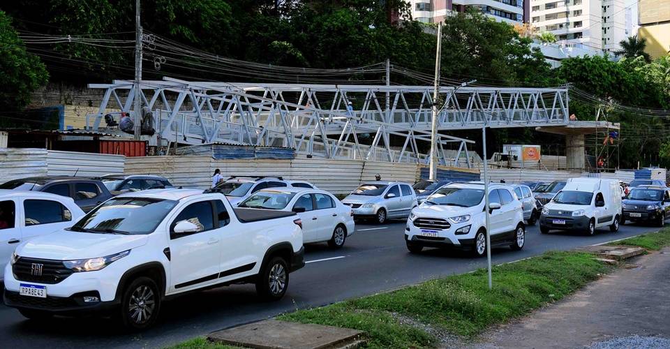 Trânsito na Av. Juracy Magalhães será alterado para instalação de passarela; saiba mais