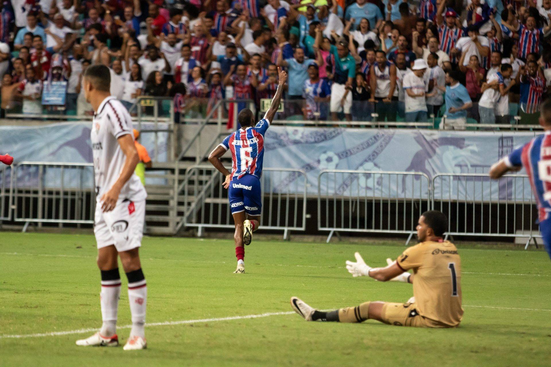 De virada, Bahia derrota o Vitória e garante classificação na Copa do Nordeste