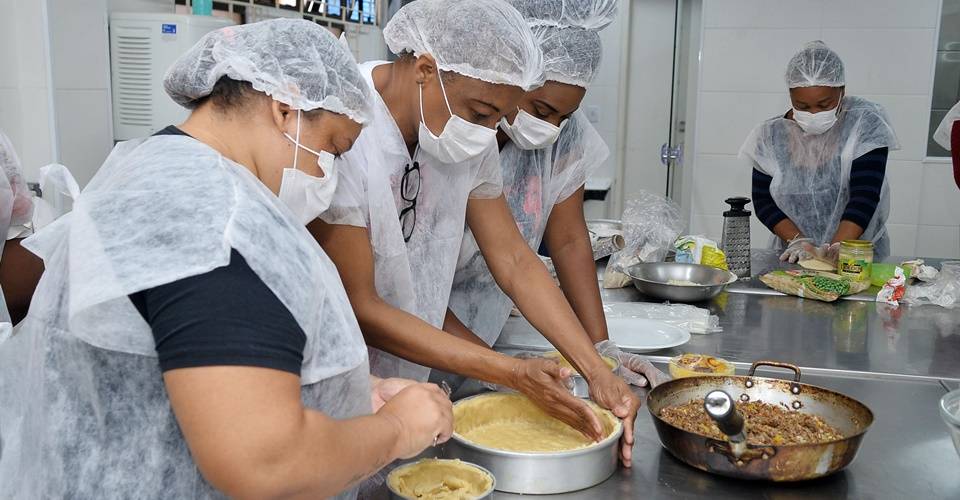 Culinária, mecânica de barcos e informática: cursos gratuitos têm inscrições abertas em Salvador