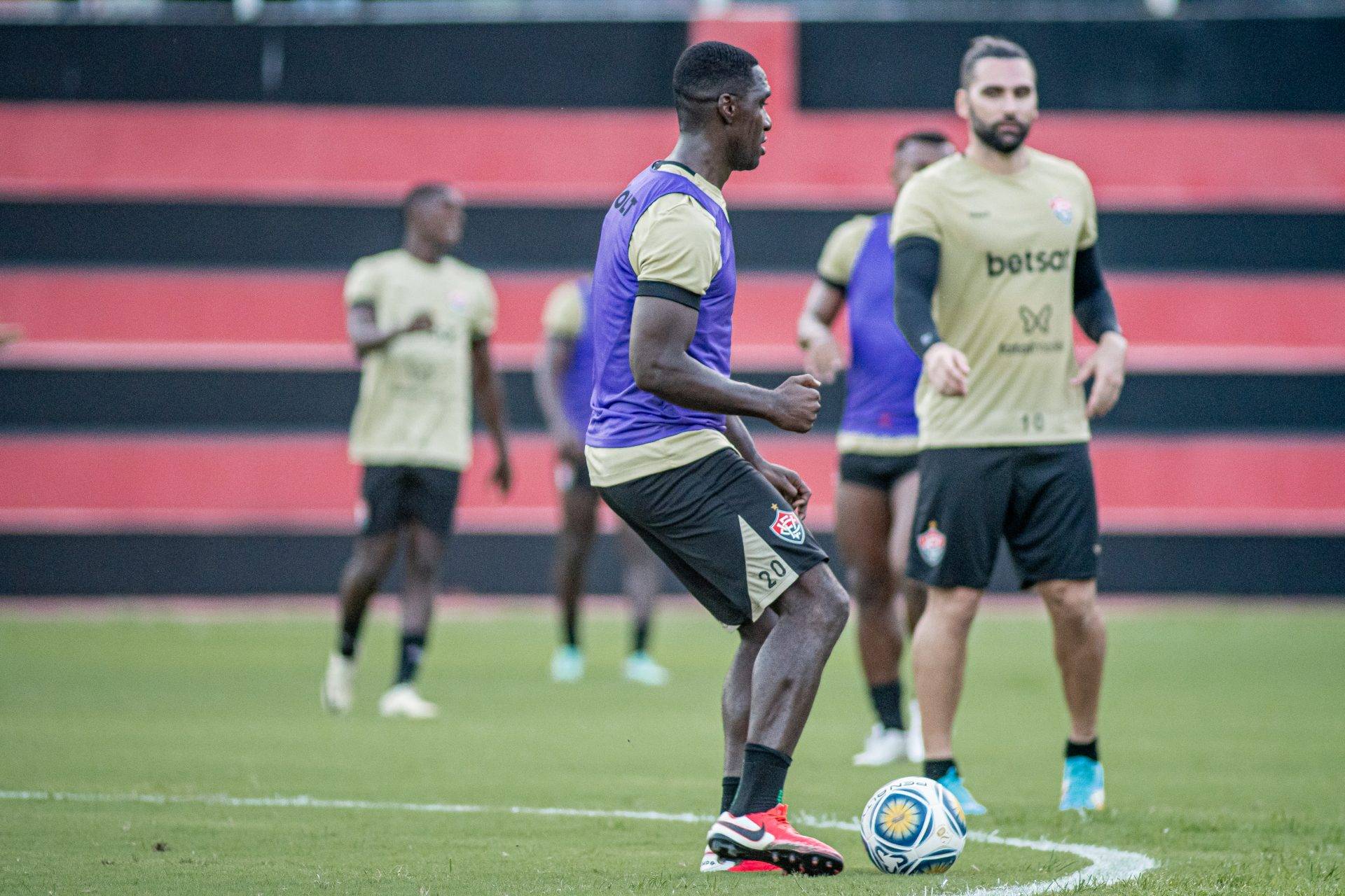 Com retorno de Léo Gamalho, Vitória arma equipe para enfrentar o Treze no Nordestão