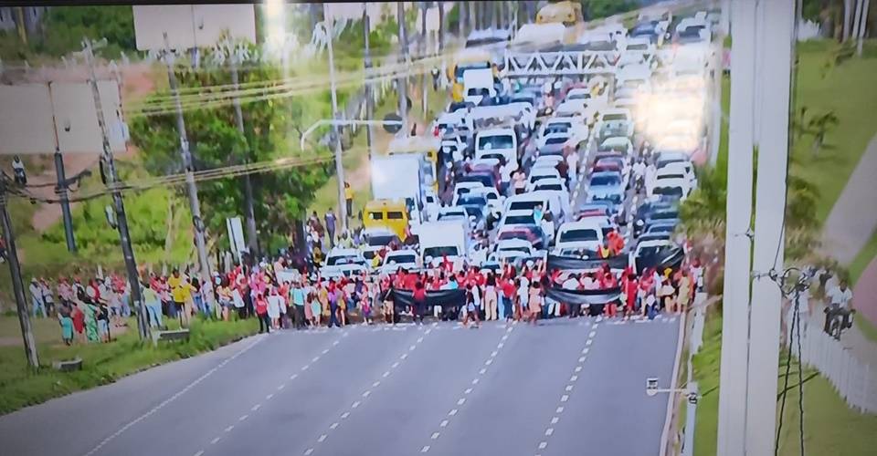 Ação do MST causa segundo congestionamento de trânsito hoje (8) na Av. Paralela