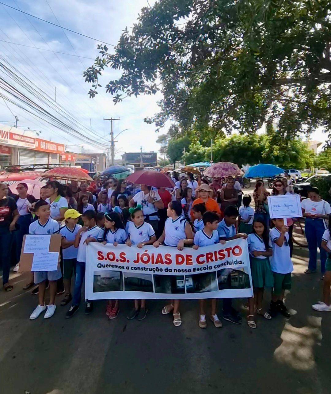 Pais de alunos fazem protesto pelas ruas de cidade baiana para cobrar conclusão de escola