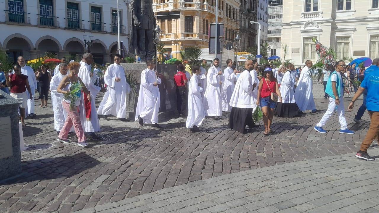 Com procissão e Santa Missa, Domingo de Ramos da Paixão reúne milhares de fiéis em Salvador