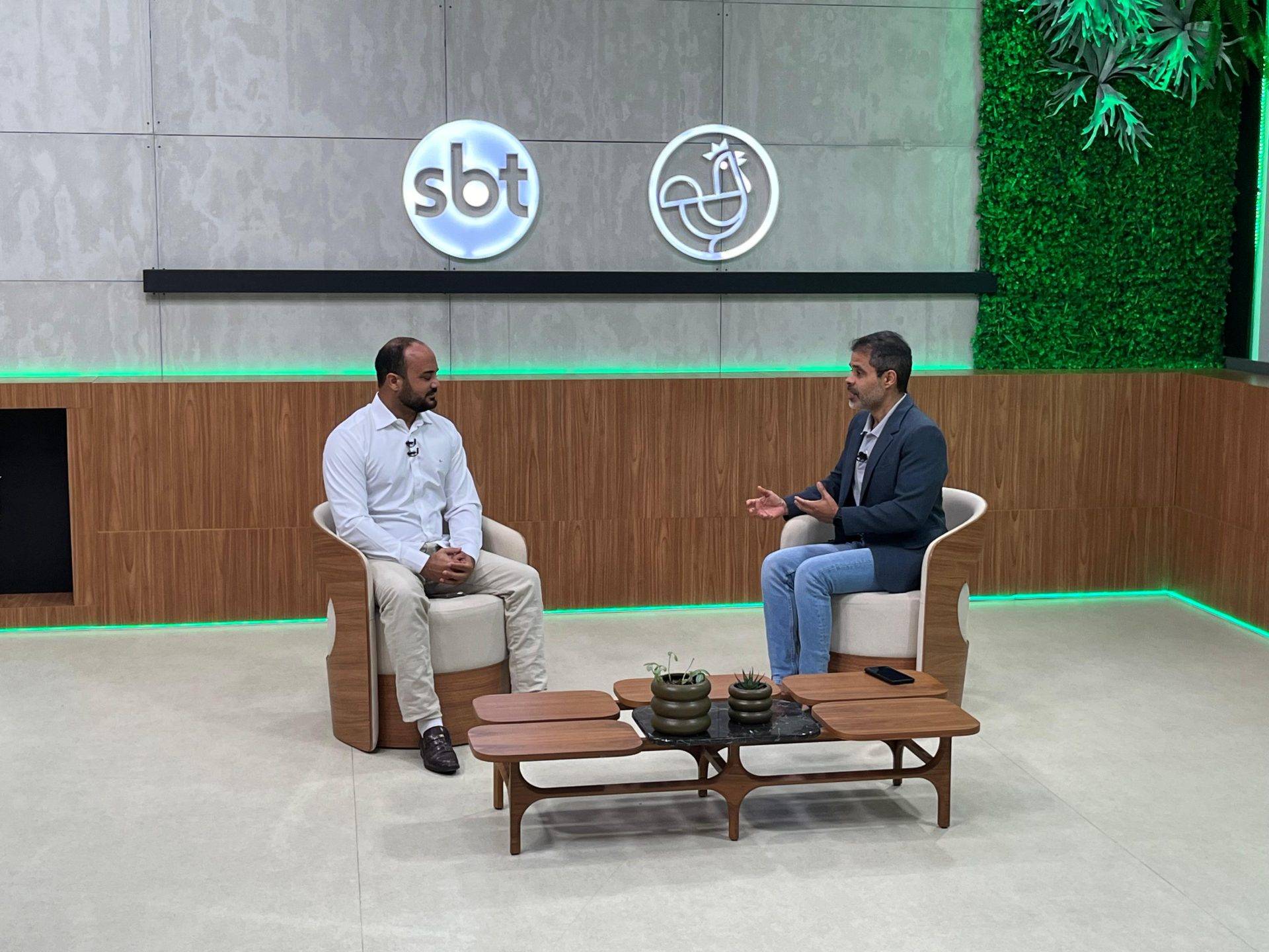 Deputado Capitão Alden visita TV Aratu e concede entrevista para o Linha de Frente