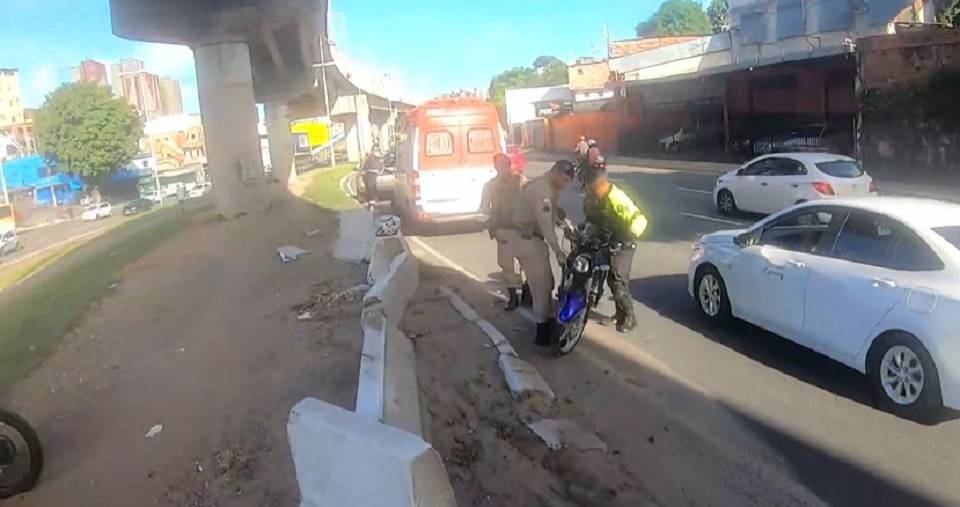 Motociclista fica ferido após se envolver em acidente na Avenida Bonocô