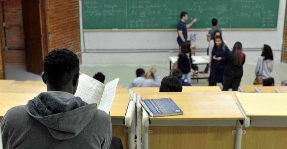 Estudantes pré-selecionados para o Fies 2024.1 devem complementar a inscrição até terça (26)