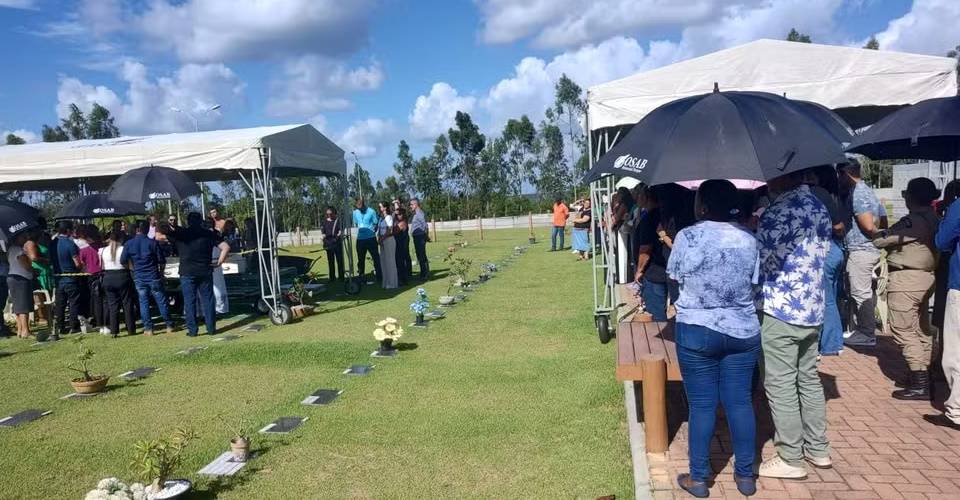 Menina esquecida em carro é sepultada em Alagoinhas; necrópsia tem resultado em até 30 dias