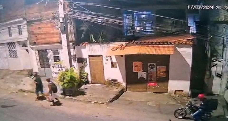 Desgovernado, carro invade calçada e atinge 2 homens no Alto da Terezinha; assista