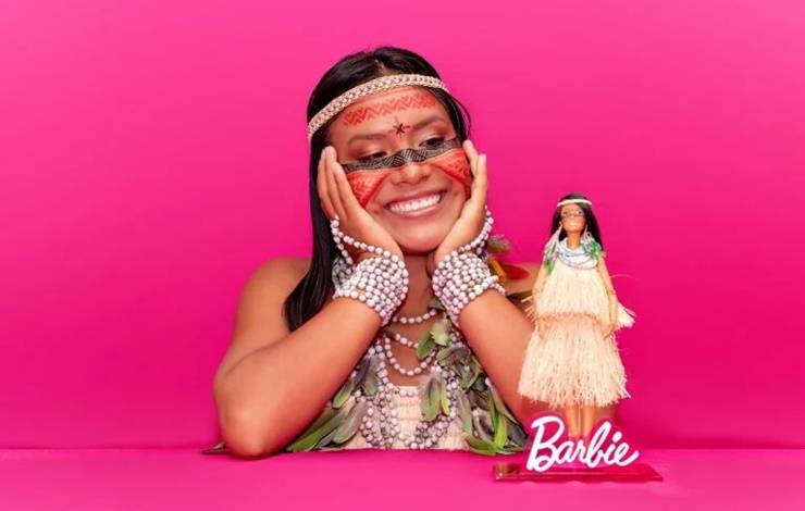 Influenciadora brasileira ganha primeira versão indígena da Barbie