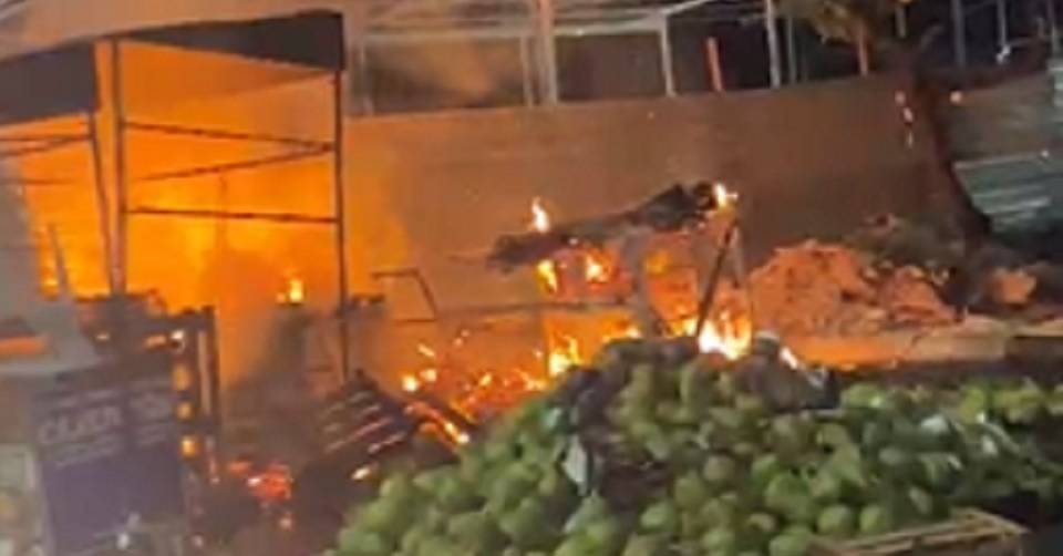 Comerciantes têm barracas incendiadas no bairro de Paripe, em Salvador