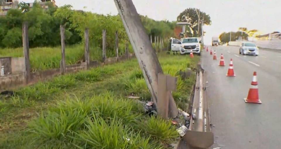 Condutora perde controle da direção e bate carro em poste na Avenida Paralela