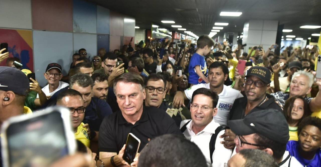 Bolsonaro desembarca em Salvador e é recepcionado por apoiadores