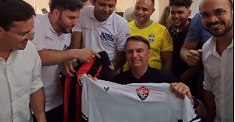 Bolsonaro recebe camisa do Vitória durante visita a Salvador