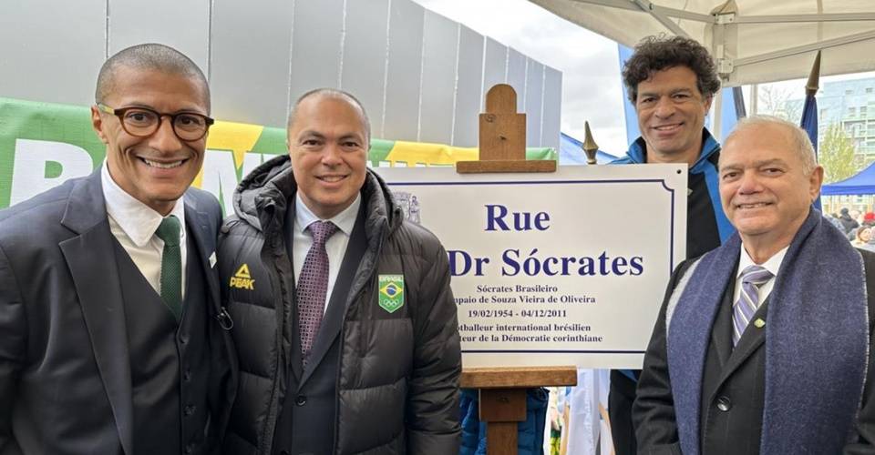 Rua em homenagem a ex-jogador Sócrates é inaugurada na Vila Olímpica