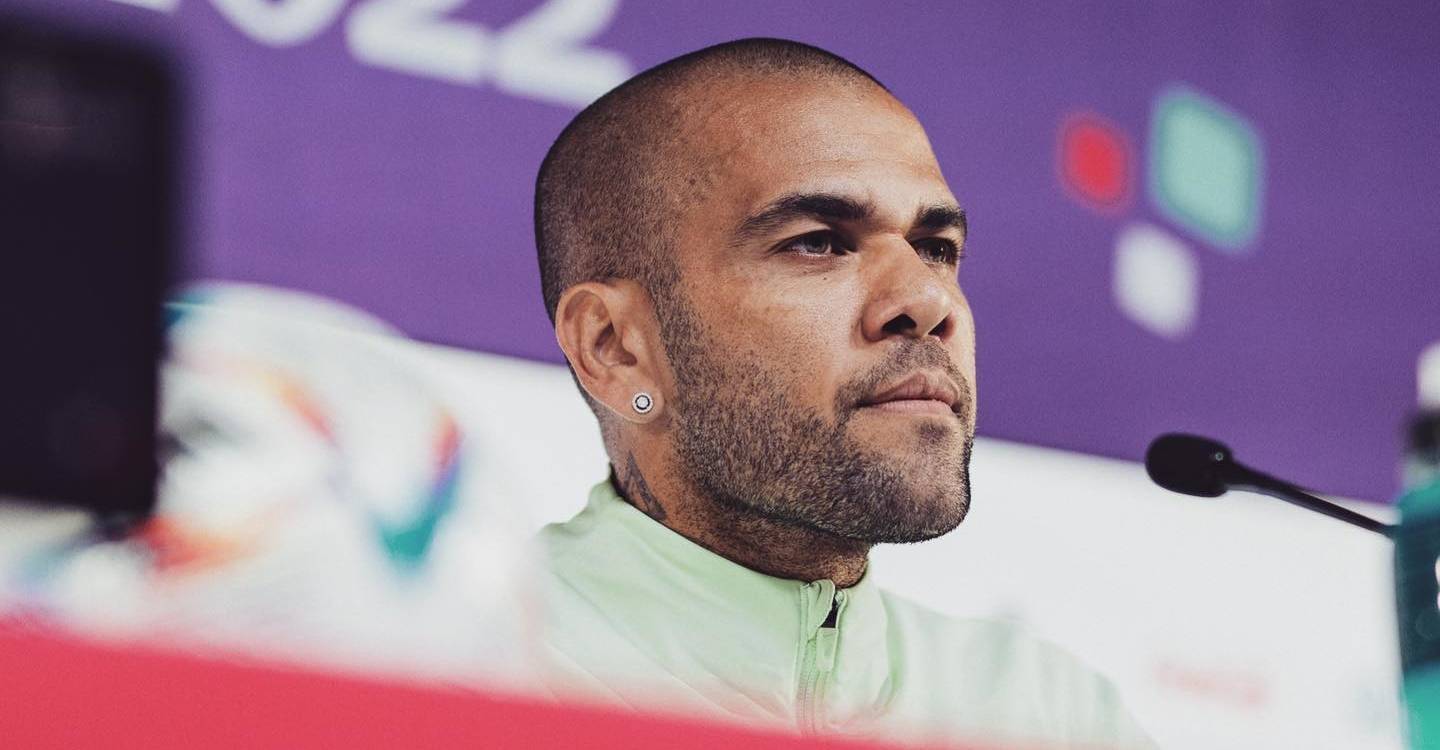 Daniel Alves é condenado a pagar R$ 80 mil de indenização por 'roubar' música de sertanejos