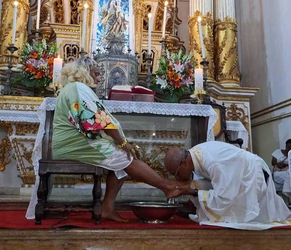 Pela primeira vez, mulher trans tem pés lavados em basílica tradicional de Salvador