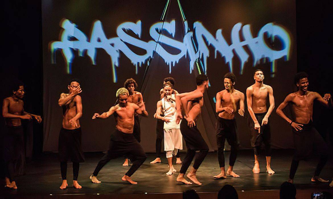 Estilo de dança que nasceu nas comunidades do Rio de Janeiro, 'passinho' vira 'Patrimônio Imaterial'