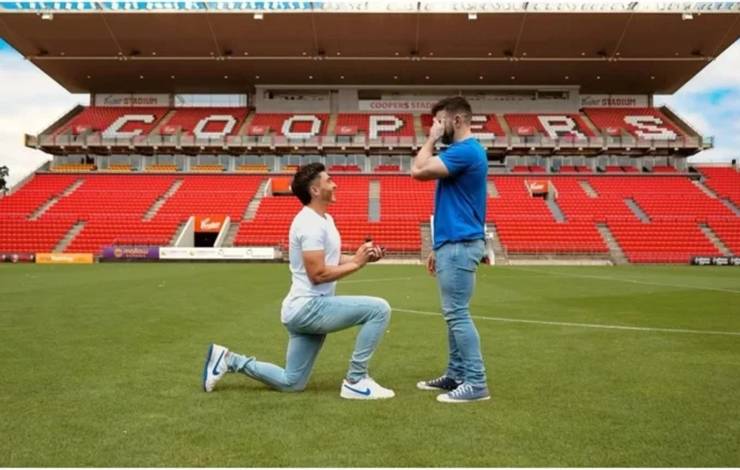 Jogador de futebol pede namorado em casamento no estádio do clube