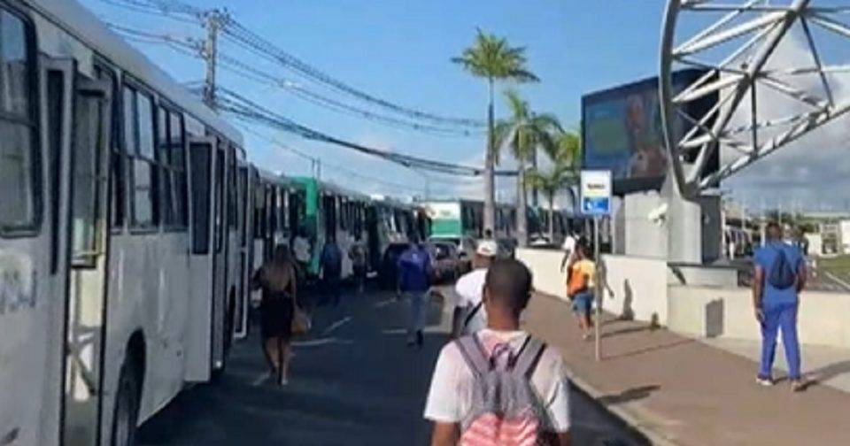 Protesto na Estação Mussurunga deixa trânsito congestionado na Avenida Paralela