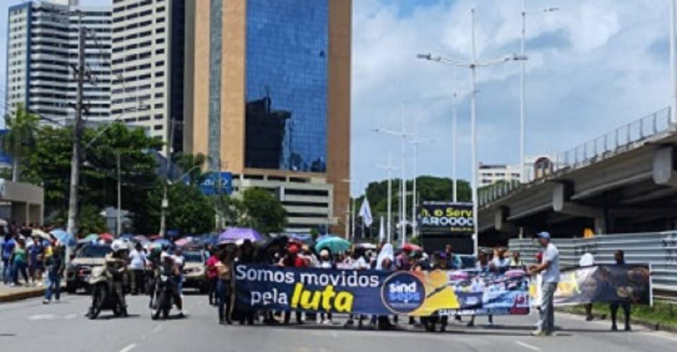 Protesto de servidores municipais interdita trânsito de veículos na Avenida ACM