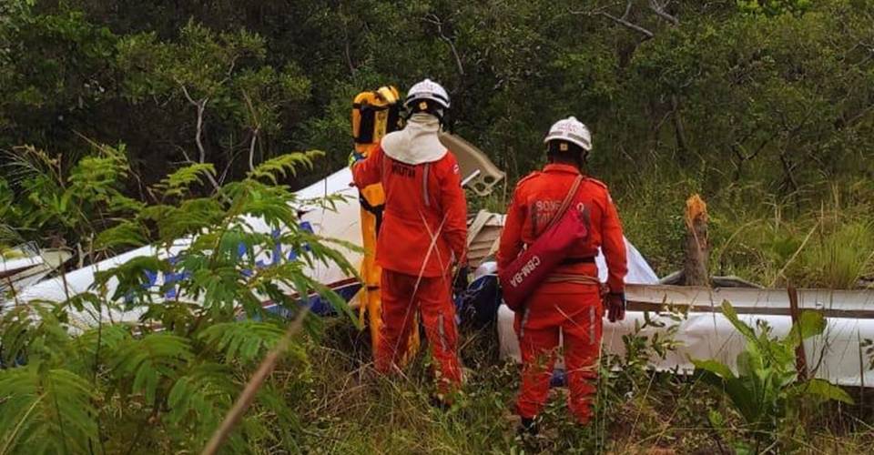 Cerca de 12 bombeiros estão atuando no resgate dos três corpos das vítimas do acidente aéreo em Barreiras