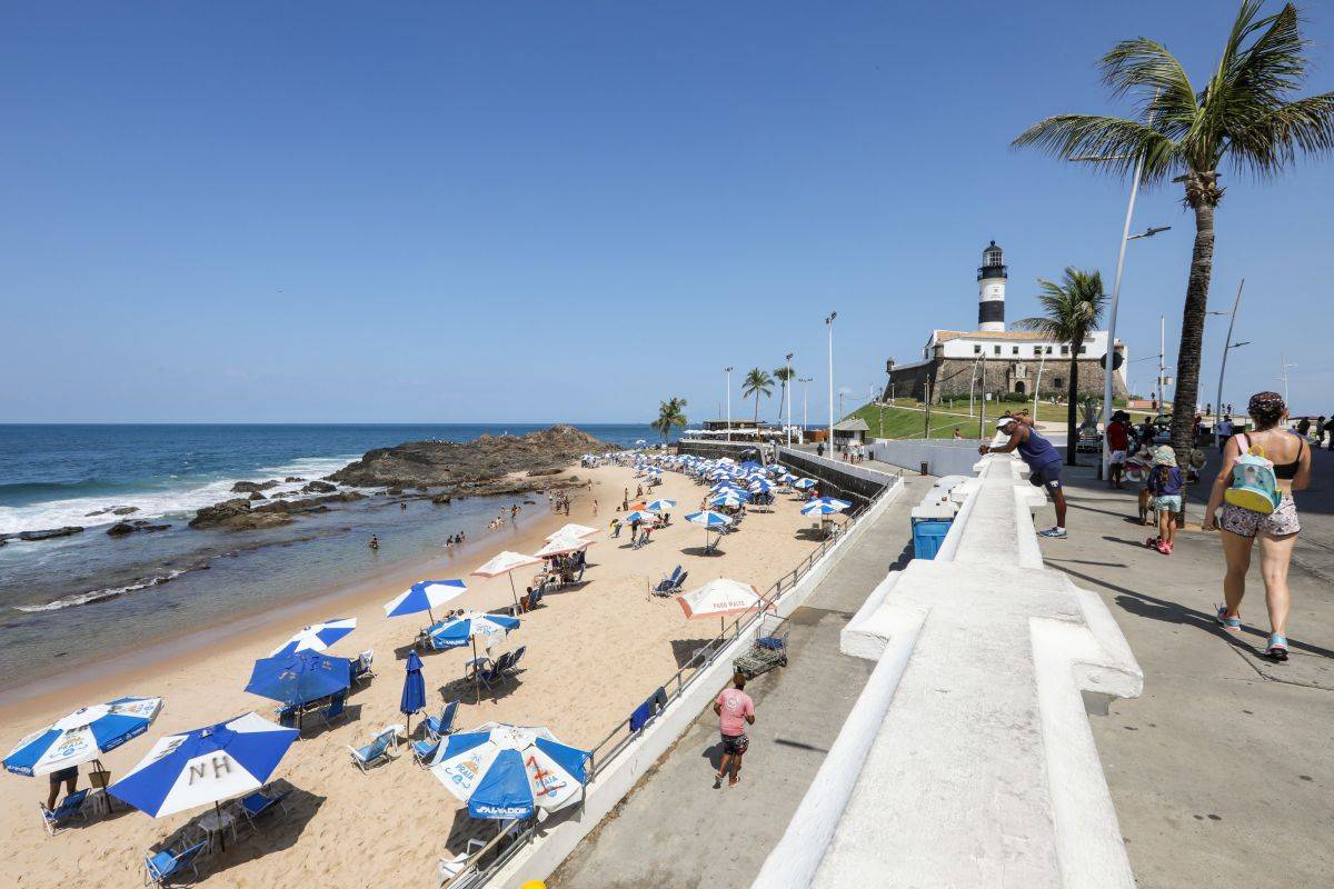 Homem é preso na Praia do Farol da Barra após roubar e engolir correntes de ouro