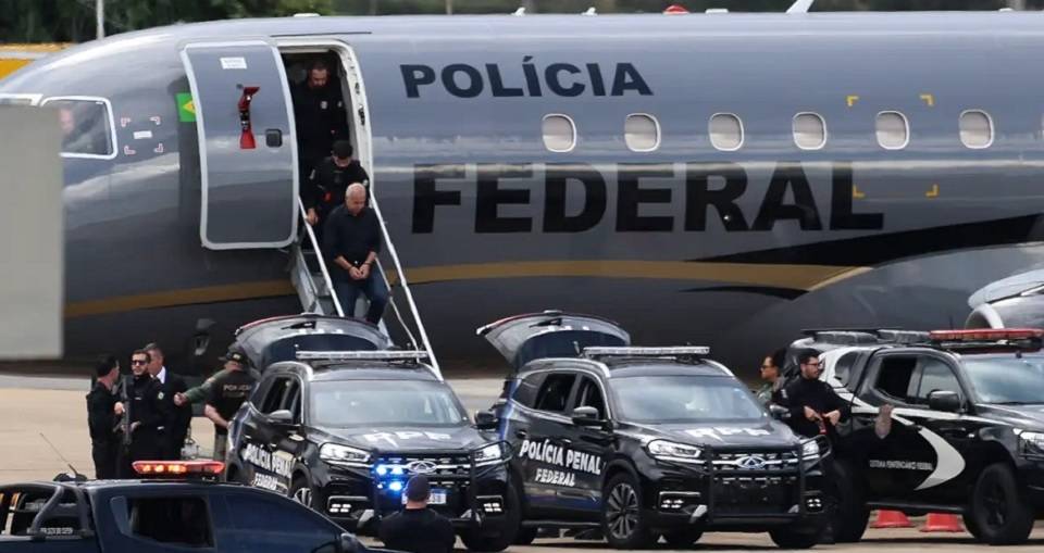 Suspeitos de mandar matar Marielle Franco seguem para presídio federal